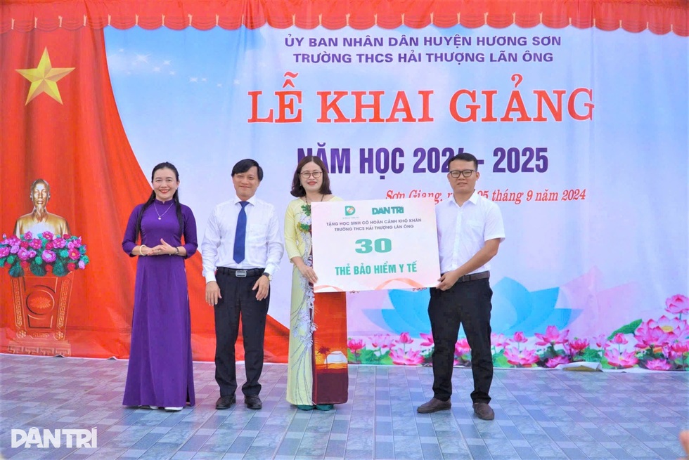 Báo Dân trí trao thẻ Bảo hiểm y tế tới hàng trăm học sinh miền Trung - 8 Báo Dân trí trao thẻ Bảo hiểm y tế tới hàng trăm học sinh miền Trung - 8