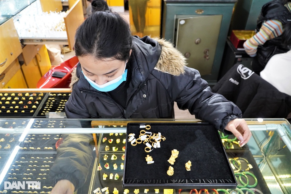 Chi tiền mua vàng sớm nhưng chờ ngày vía Thần Tài mới đến nhận - 2 Chi tiền mua vàng sớm nhưng chờ ngày vía Thần Tài mới đến nhận - 2