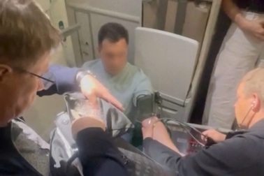 Tiếp viên kể phút khẩn cấp Bộ trưởng Nga cứu khách trên máy bay đến Hà Nội