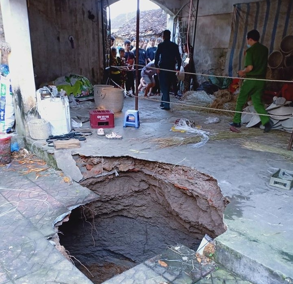 Hà Nội: “Hố tử thần” bất ngờ xuất hiện “nuốt” cột nhà cao hơn 2 mét - 1 Hà Nội: “Hố tử thần” bất ngờ xuất hiện “nuốt” cột nhà cao hơn 2 mét - 1