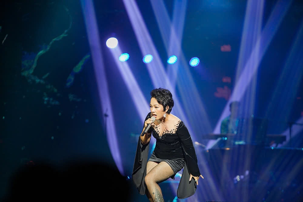 유명 가수 엘비스 푸옹, 79세의 나이에도 열정적인 공연 펼쳐 Danh ca Elvis Phương biểu diễn sung sức ở tuổi 79 - 3