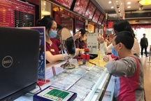 Giá vàng tăng nhanh, USD sụt giảm