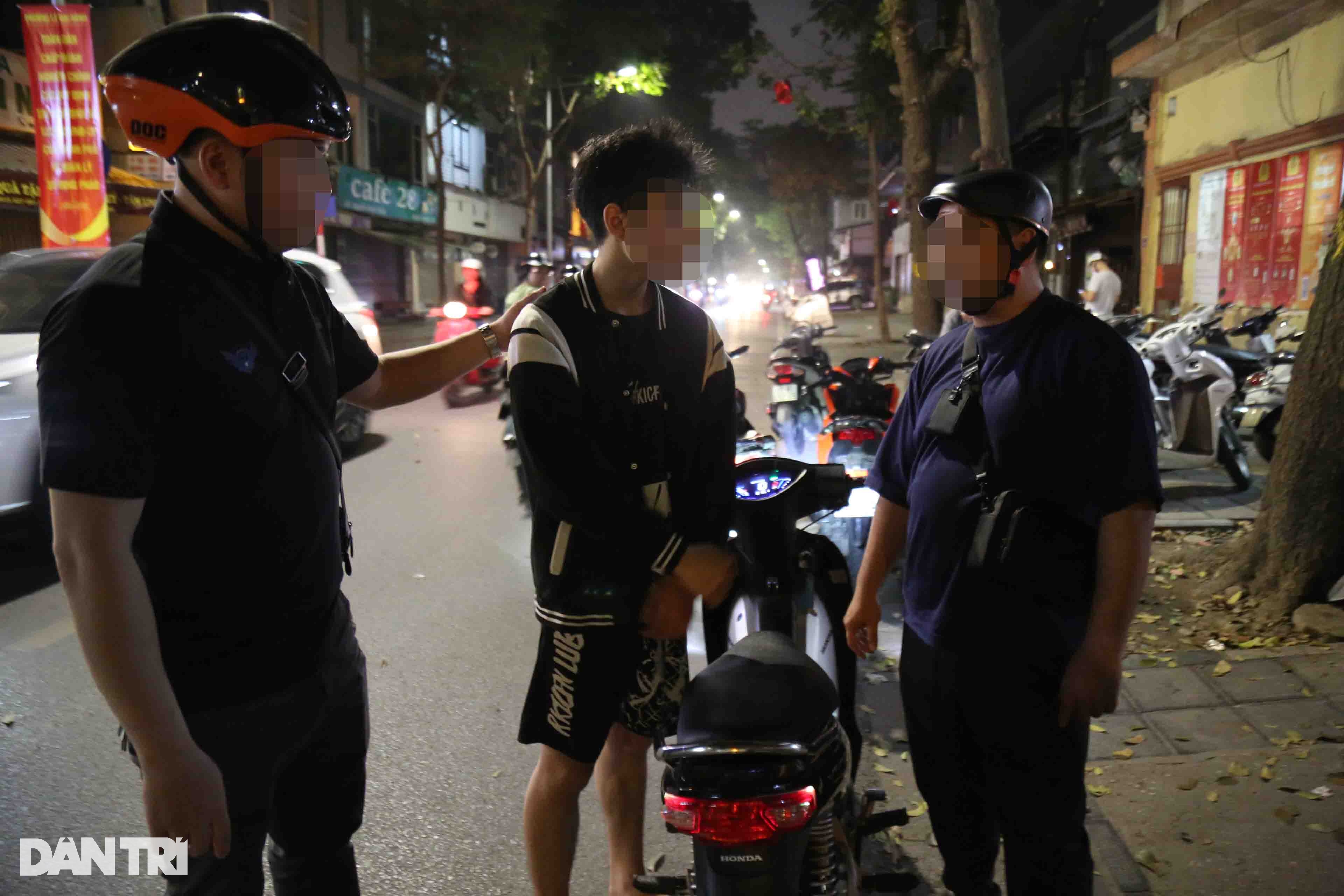 141 hóa trang xuyên đêm truy bắt quái xế trên phố Hà Nội - 2 141 hóa trang xuyên đêm truy bắt quái xế trên phố Hà Nội - 2