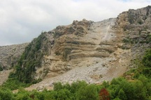 Hàng trăm hộ dân sống bất an bên mỏ đá nguyên liệu