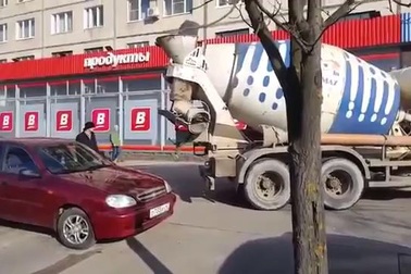 Giận vợ, người đàn ông đổ đầy bê tông vào xe hơi yêu quý của vợ