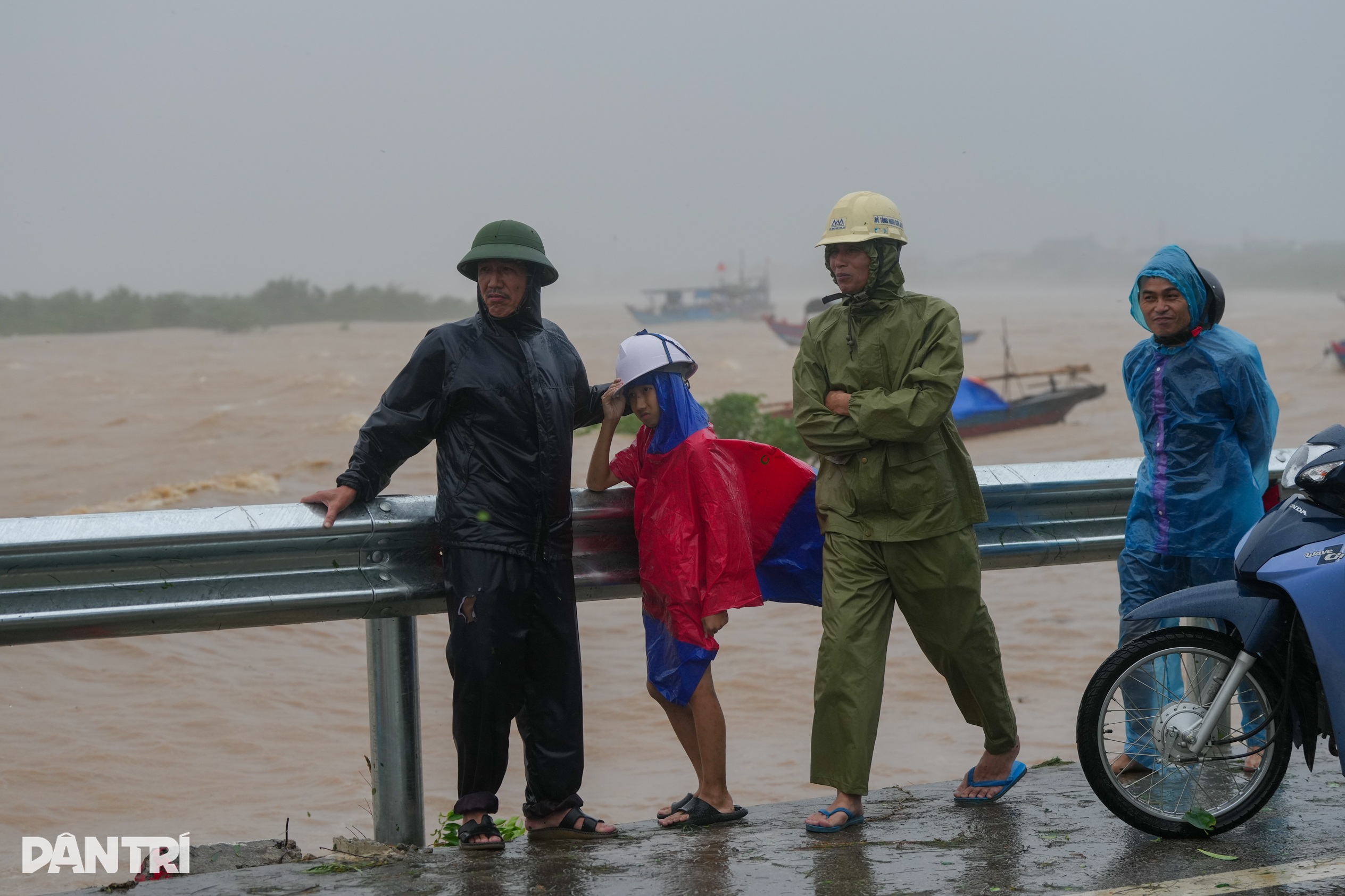 Bão Kajiki quần thảo: Khách sạn vỡ tung cửa kính, ô tô chết đứng giữa đường - 15