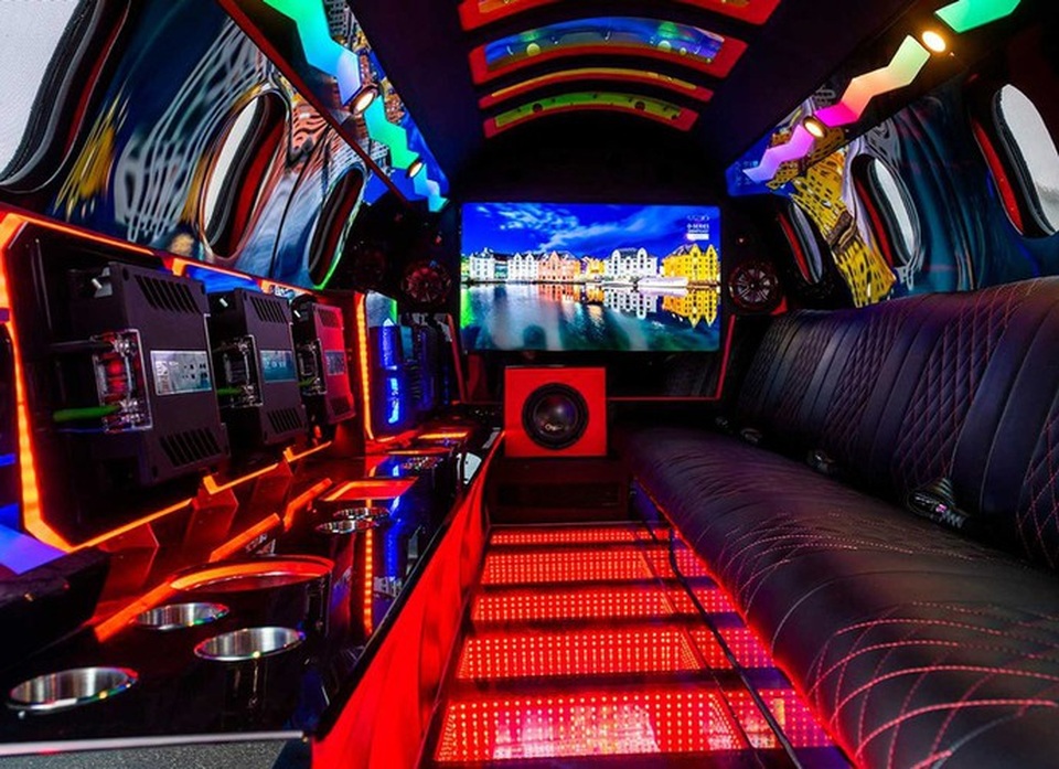 Cực chất: Xe limousine trong thân xác máy bay với giá hơn 1 triệu USD - 12 Cực chất: Xe limousine trong thân xác máy bay với giá hơn 1 triệu USD - 12