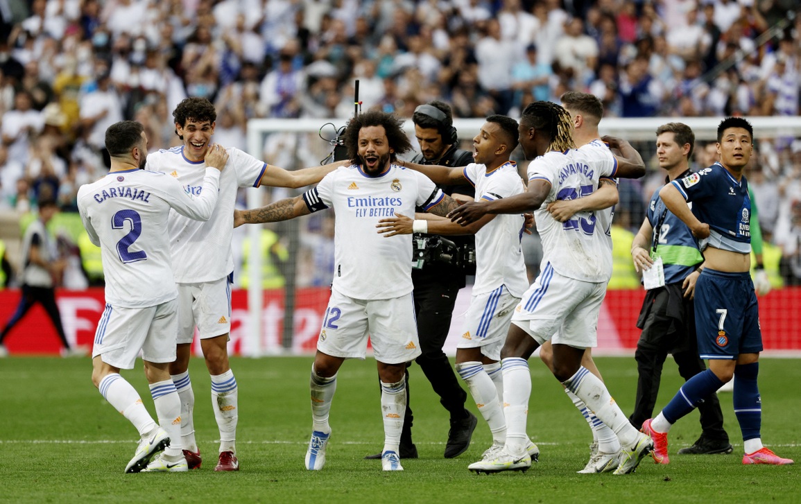Real Madrid diễu hành ăn mừng hoành tráng, Gareth Bale bất ngờ vắng mặt - 3 Real Madrid diễu hành ăn mừng hoành tráng, Gareth Bale bất ngờ vắng mặt - 3