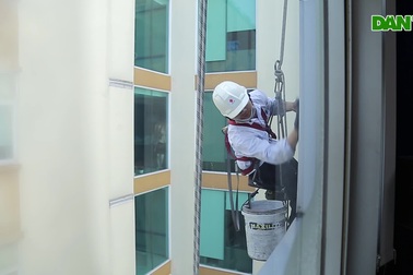 "Bán mạng" lau kiếng trên cao ốc kiếm bạc triệu mỗi ngày