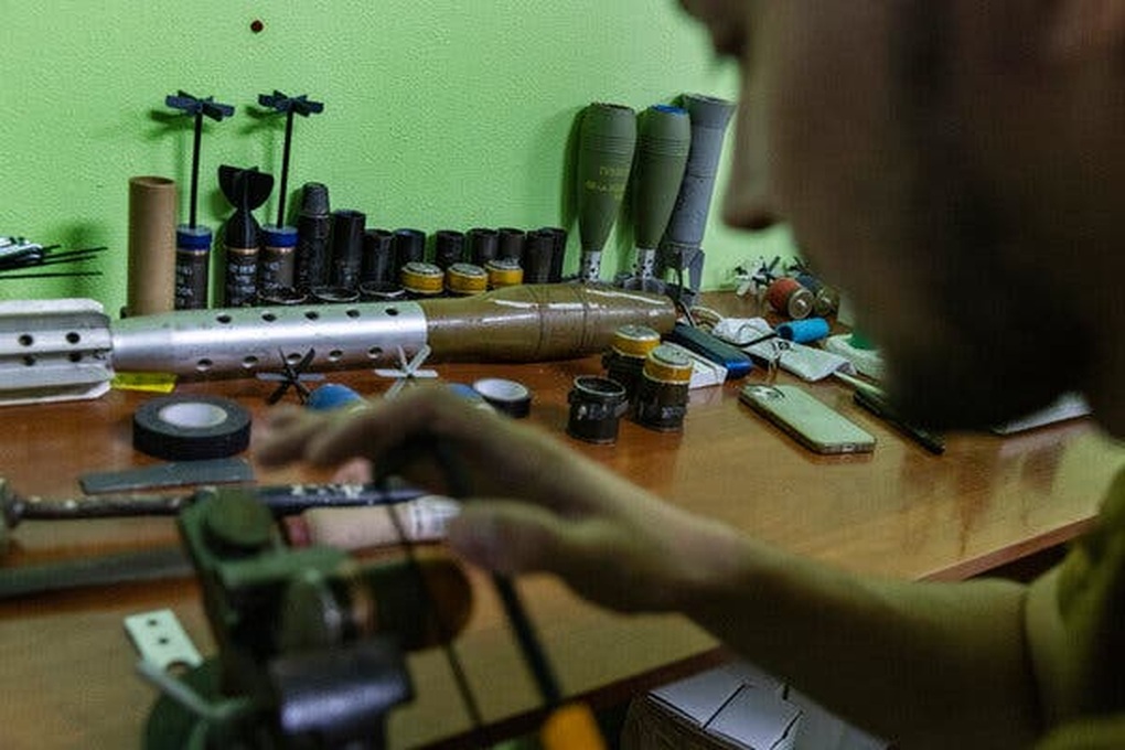 Bên trong xưởng chế lựu đạn sát thủ xe tăng Nga của binh sĩ Ukraine - 3 Bên trong xưởng chế lựu đạn sát thủ xe tăng Nga của binh sĩ Ukraine - 3