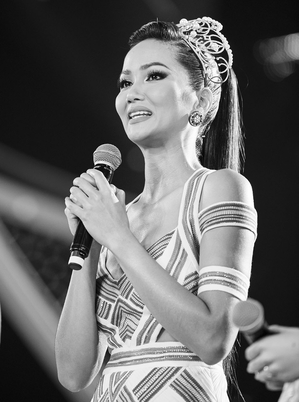 H’Hen Niê gây sốt khi diện trang phục cô gái Ê-Đê, đi chân trần trao vương miện cho tân Hoa hậu - 2 H’Hen Niê gây sốt khi diện trang phục cô gái Ê-Đê, đi chân trần trao vương miện cho tân Hoa hậu - 2