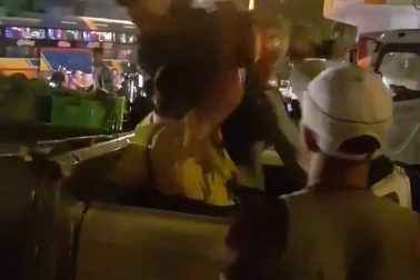 Đại úy cảnh sát giao thông bị tài xế đánh sau khi xe tải lật