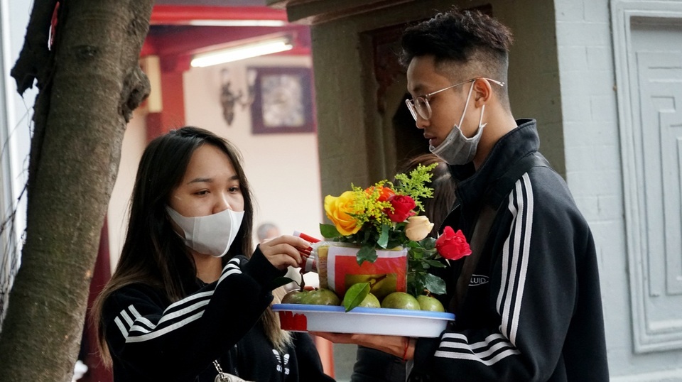 Phủ Tây Hồ vắng vẻ người dân đến lễ ngày Rằm tháng Chạp - 5 Phủ Tây Hồ vắng vẻ người dân đến lễ ngày Rằm tháng Chạp - 5