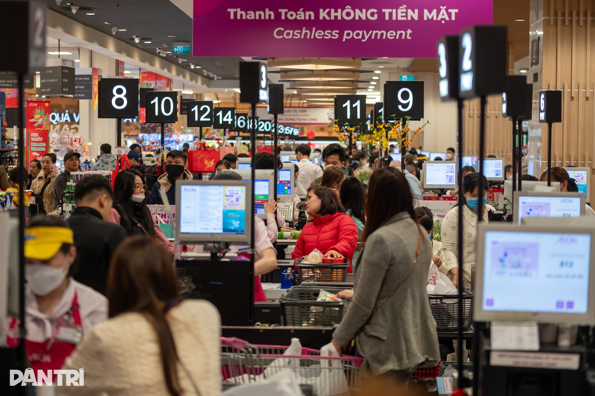 Người dân mua sắm chật kín các siêu thị, phố bánh kẹo ngày 29 Tết - 8 Người dân mua sắm chật kín các siêu thị, phố bánh kẹo ngày 29 Tết - 8