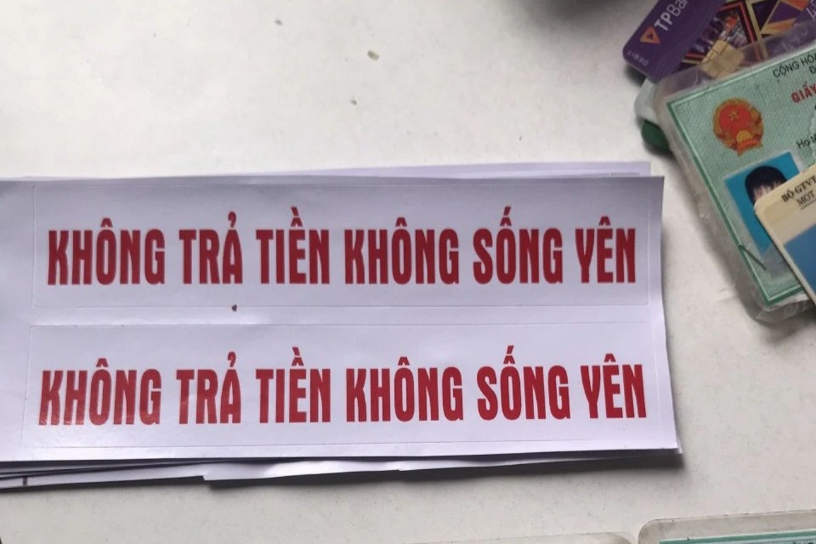 Nhóm tín dụng đen dán chữ không trả tiền không sống yên lên nhà con nợ - 1 Nhóm tín dụng đen dán chữ không trả tiền không sống yên lên nhà con nợ - 1
