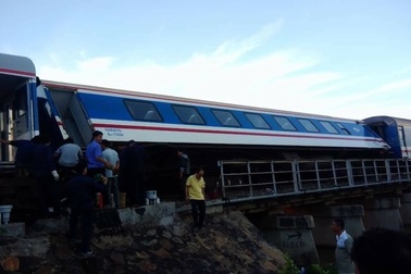 Khắc phục xong sự cố tàu trật bánh, thông tuyến đường sắt Bắc - Nam