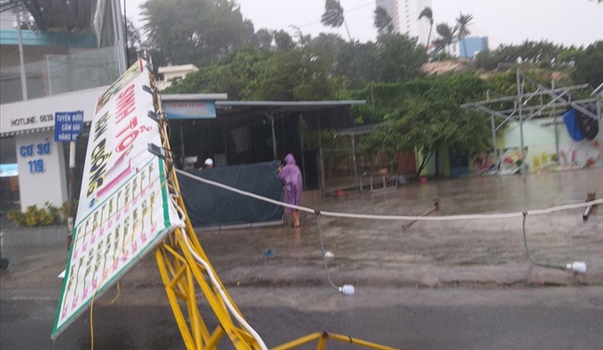 Bão đổ bộ vào tỉnh Khánh Hòa, gây mưa, gió và nhiều nơi mất điện - Ảnh 11. Bão đổ bộ vào tỉnh Khánh Hòa, gây mưa, gió và nhiều nơi mất điện - Ảnh 11.