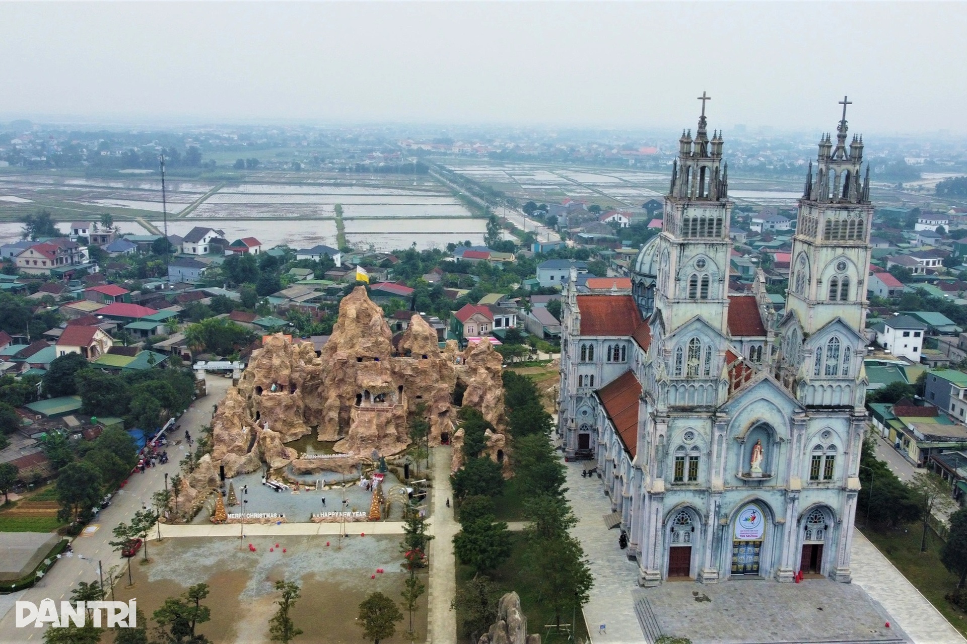 Khám phá hang đá Giáng sinh làm từ 5.000 cây tre - 1 Khám phá hang đá Giáng sinh làm từ 5.000 cây tre - 1