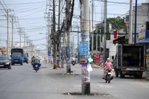 "Ma trận" trụ điện bủa vây cả tuyến đường, chờ gây họa cho người dân TPHCM