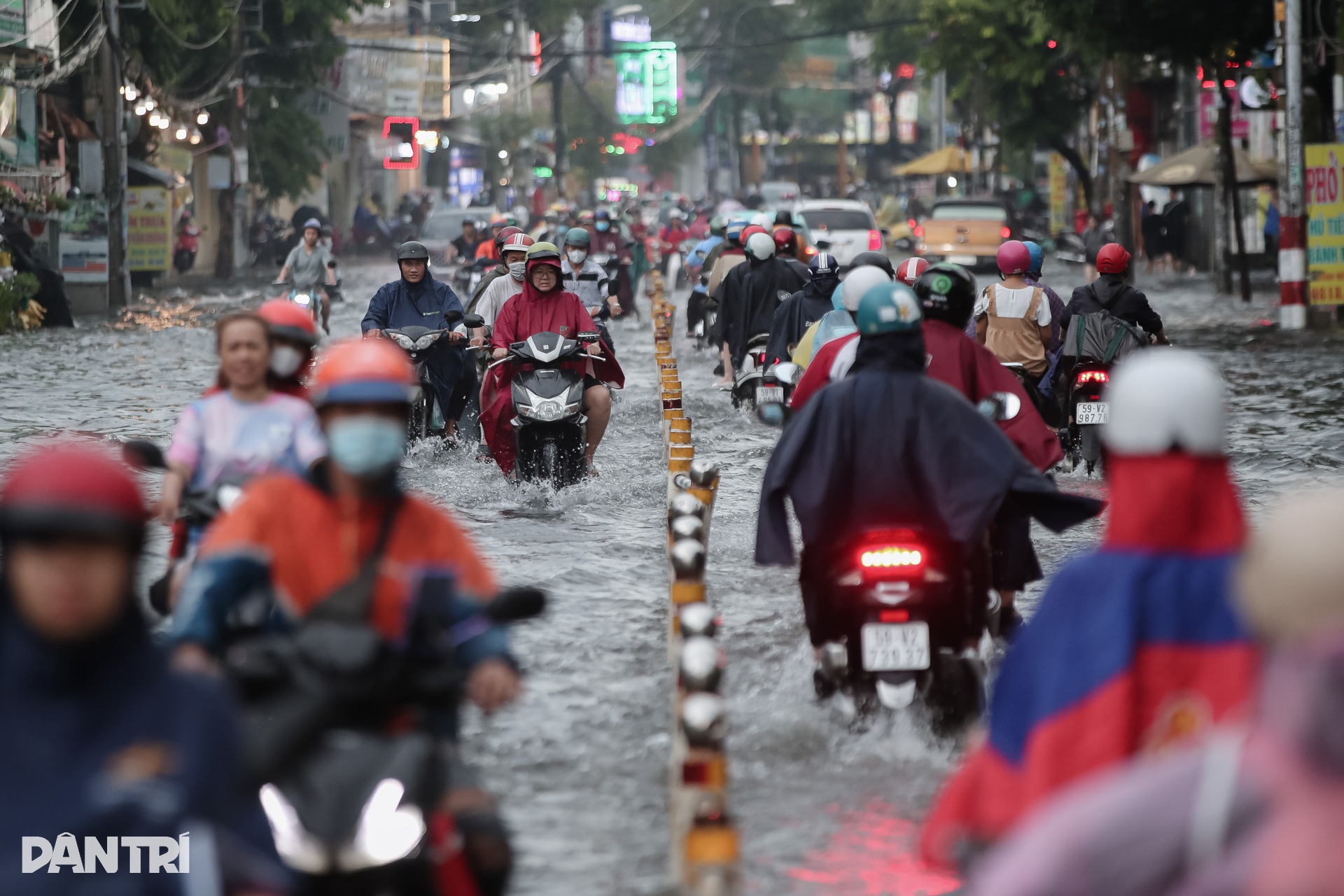 Nhiều tuyến đường ở TPHCM biến thành sông sau cơn mưa lớn - 1 Nhiều tuyến đường ở TPHCM biến thành sông sau cơn mưa lớn - 1