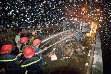 Xe tải bốc hỏa, cháy lan sang 3 xe máy