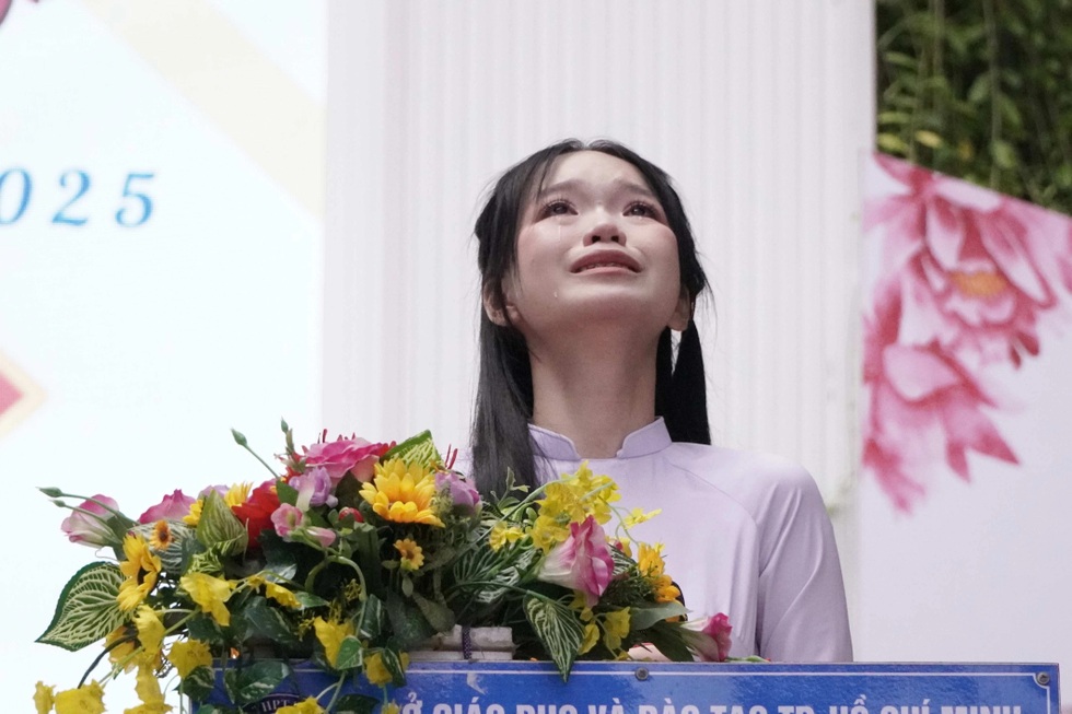 Nữ sinh lớp 12 bật khóc trong lễ tri ân: Em không muốn đơn độc nữa... - 1 Nữ sinh lớp 12 bật khóc trong lễ tri ân: Em không muốn đơn độc nữa... - 1