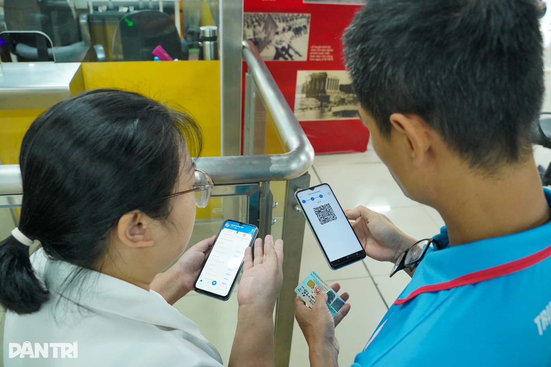 Người Hà Nội thích thú đi metro sinh trắc học một chạm đến mọi ga - 11