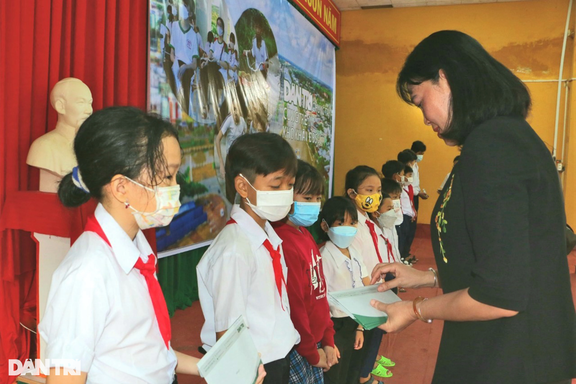 Nữ sinh mồ côi chia sẻ về tấm thẻ BHYT giúp em an tâm tới trường