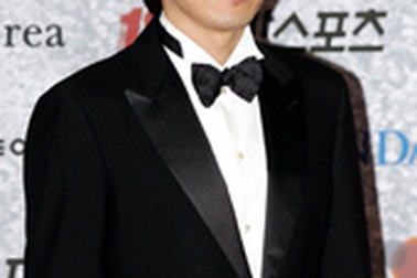 “Hoàng đế Joo Mong” đánh người?