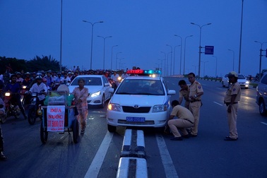 Xe CSGT leo lên con lươn khi truy đuổi người vi phạm