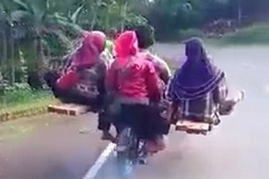 Clip "xe ôm kỳ dị" gây xôn xao trên mạng tuần qua