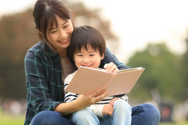 Đặt điện thoại xuống, cầm cuốn sách lên