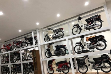 Đại gia Việt trưng xe trong tủ kính gây sốt