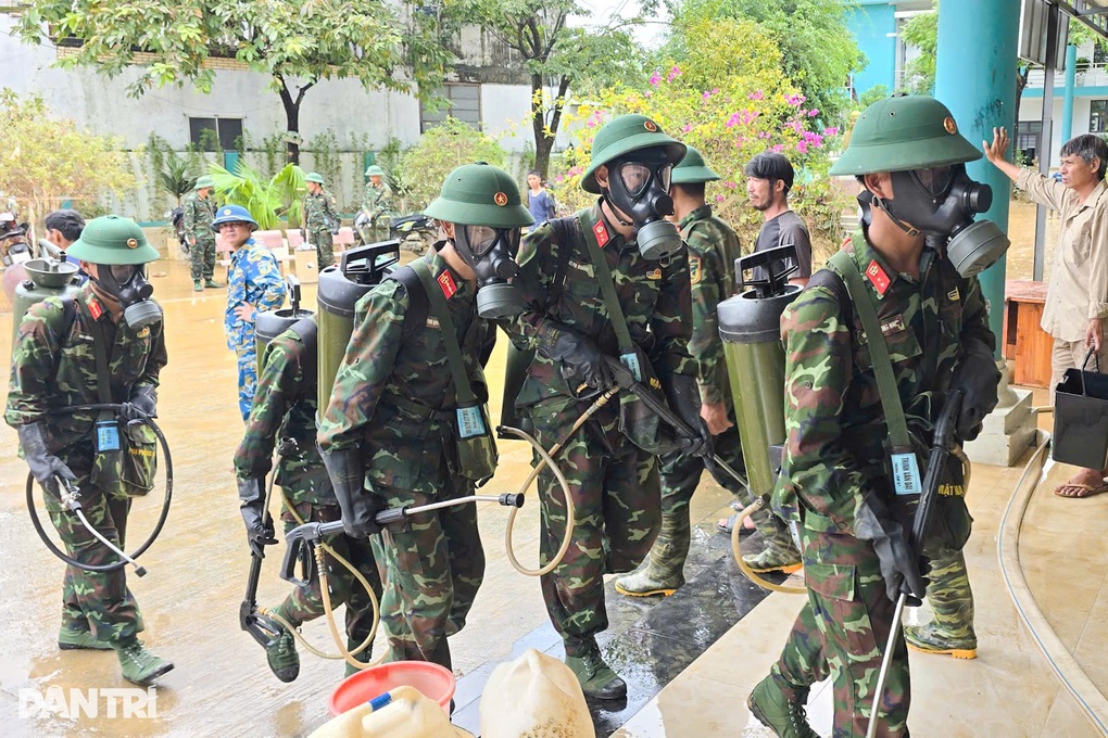 Chemické jednotky dezinfikují nemocnici po historické povodni v Da Nangu - 3 Binh chủng hóa học tiêu độc cho bệnh viện sau lũ lịch sử tại Đà Nẵng - 3