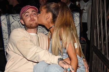 Ca sỹ trẻ tình tứ bên bạn trai