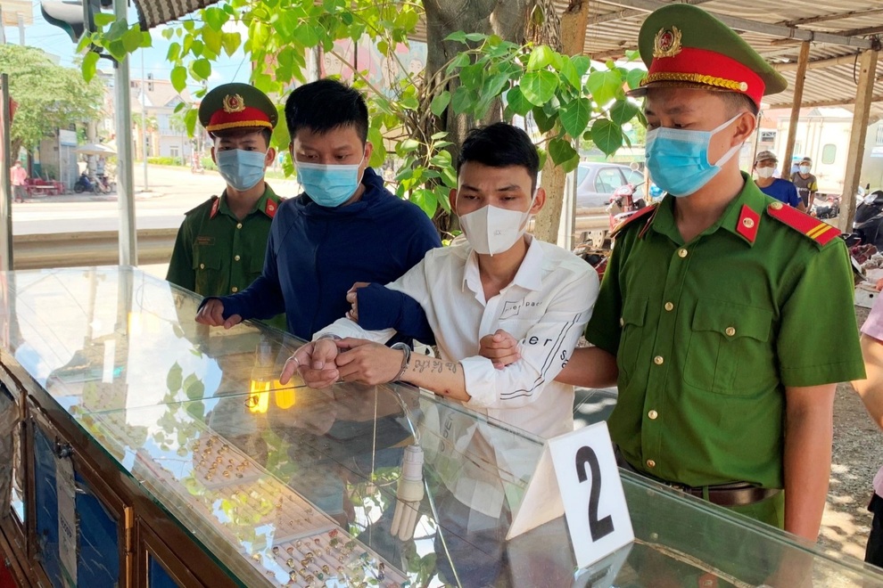 Đến nhà dì ruột chơi, tiện tay trộm tiền, vàng để tiêu xài - 2 Đến nhà dì ruột chơi, tiện tay trộm tiền, vàng để tiêu xài - 2