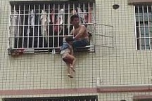 Hãi hùng cảnh bố treo con nhỏ trên ban công tầng 6