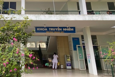 Thai phụ và 13 người nhập viện sau khi ăn bánh mì mua trong thôn