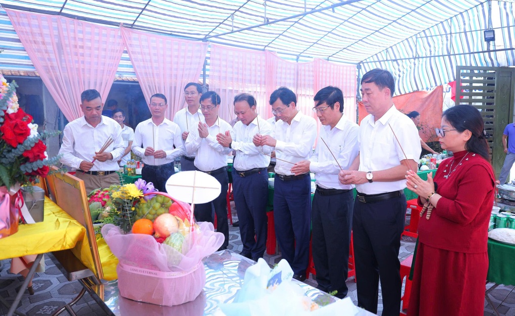 Mẹ Nguyễn Thị Đương được truy tặng danh hiệu Bà mẹ Việt Nam anh hùng - 2 Mẹ Nguyễn Thị Đương được truy tặng danh hiệu Bà mẹ Việt Nam anh hùng - 2