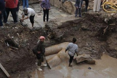 Phát lộ bức tượng khổng lồ của một vị hoàng đế trong lớp bùn của Ai Cập