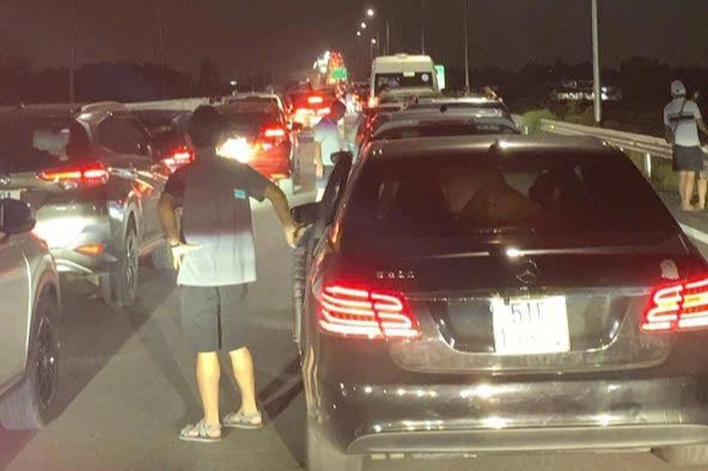 Ô tô xếp hàng dài trên cao tốc hướng về TPHCM - 1 Ô tô xếp hàng dài trên cao tốc hướng về TPHCM - 1