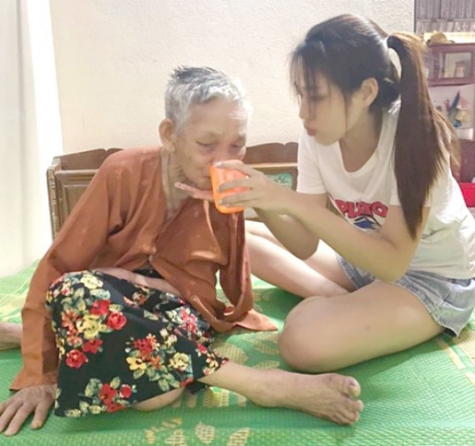 Mẹ tân Hoa hậu Việt Nam 2020: “Con gái tôi sống rất tiết kiệm” - 3 Mẹ tân Hoa hậu Việt Nam 2020: “Con gái tôi sống rất tiết kiệm” - 3