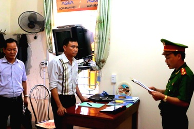 Vòi tiền "chung chi”, hai cán bộ kiểm lâm tra tay vào còng