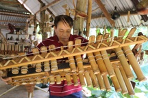 Chuyện người đàn ông dùng "vũ khí Thánh Gióng" làm nhạc cụ