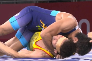 Đô vật cắn người ghê rợn, hằn dấu răng trên tay đối thủ