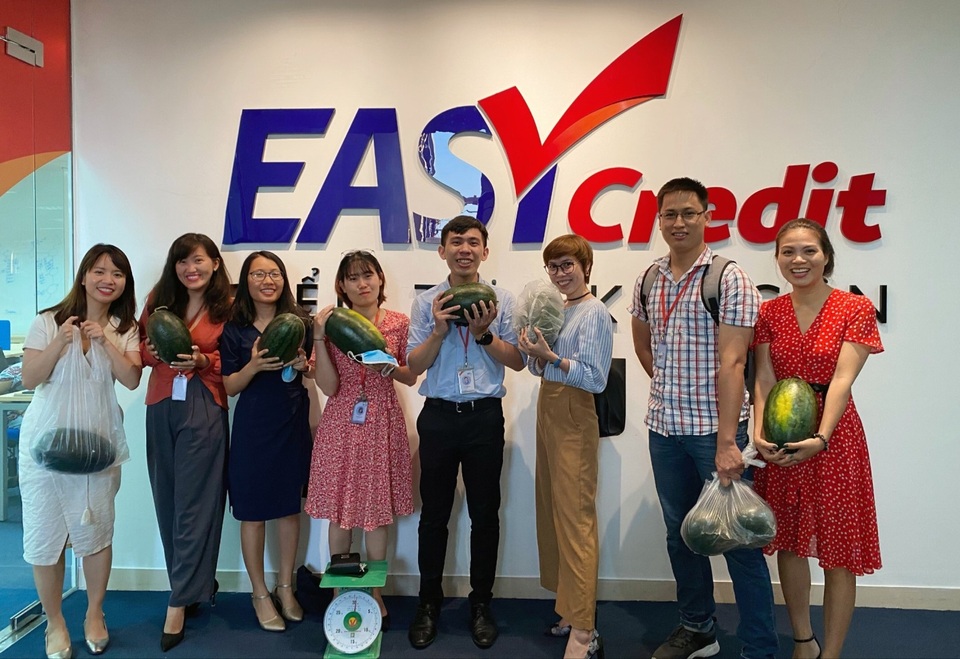 Easy Credit tham gia “giải cứu” dưa hấu và hiến máu giữa mùa dịch Covid-19 - 3 Easy Credit tham gia “giải cứu” dưa hấu và hiến máu giữa mùa dịch Covid-19 - 3