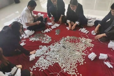 Người đàn ông vác thùng đựng 40.000 đồng tiền xu đi mua ô tô