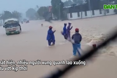 Người dân lao xuống dòng lũ chảy xiết cứu nạn nhân bị cuốn trôi