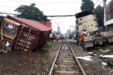 Xe container bị tàu hỏa tông đứt đôi