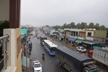 CSGT cuốc, cào đá lấp ổ gà trên đường cho xe lưu thông